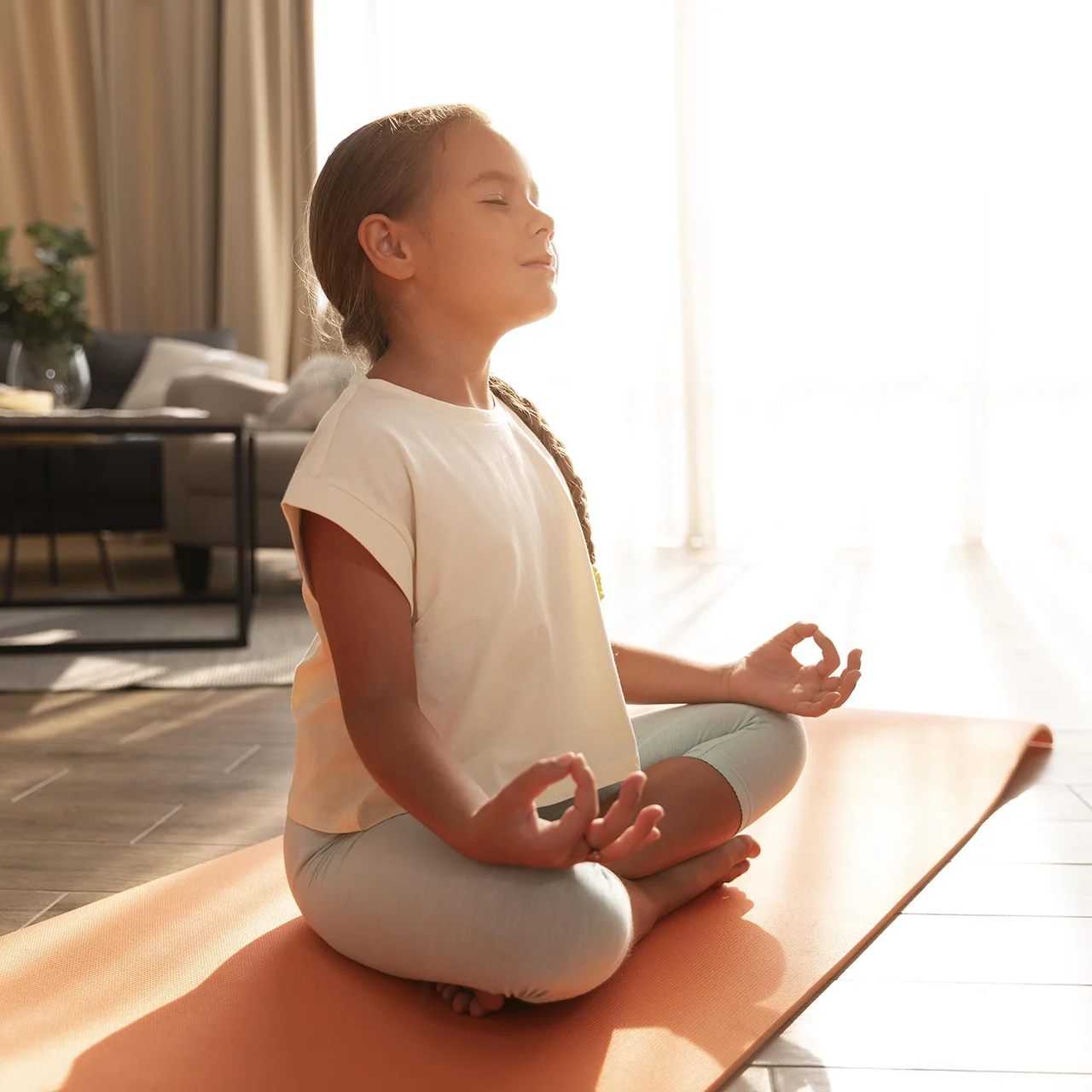 full-shot-girl-meditating-yoga-mat copiar